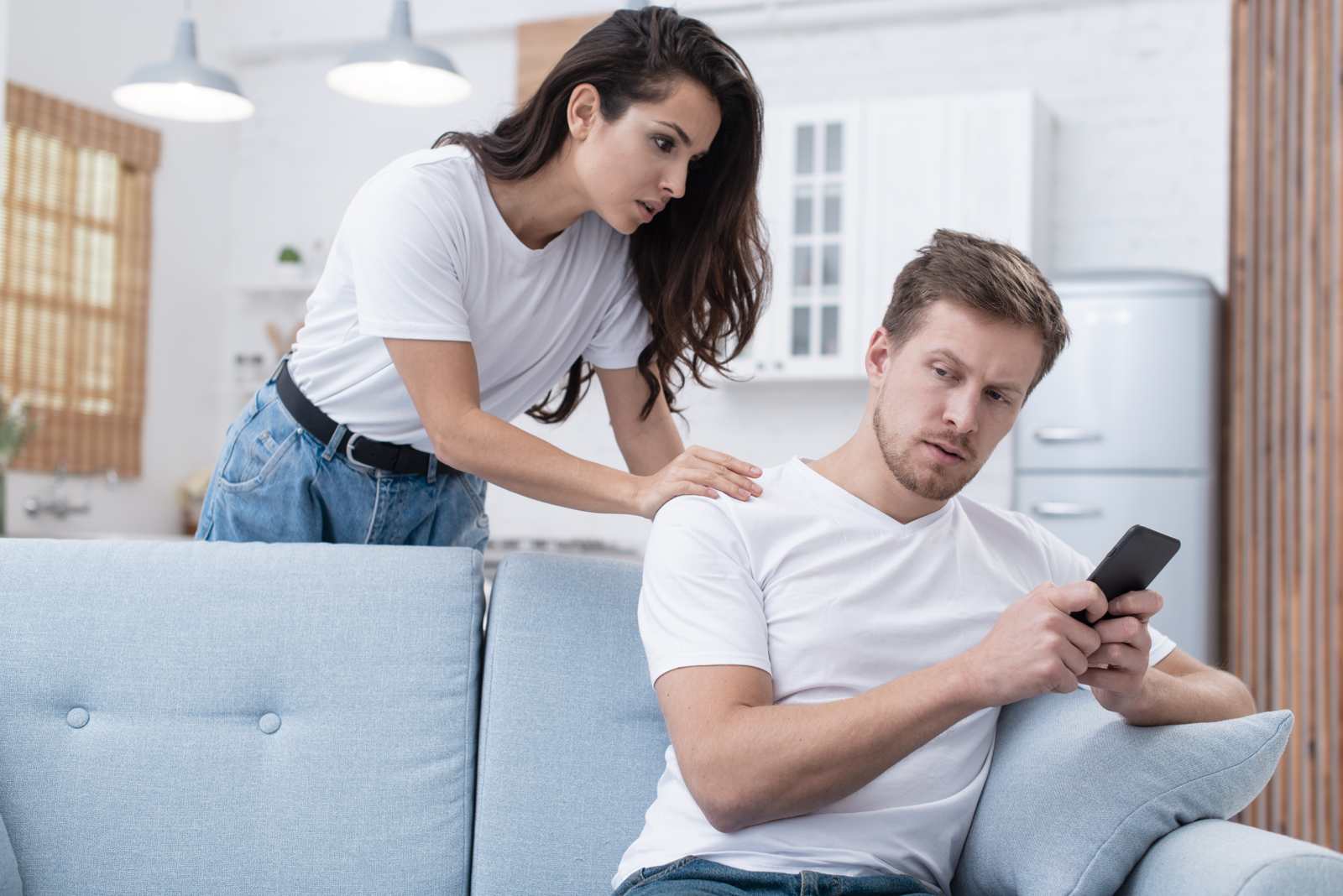 Wife catches husband texting his mistress. Cheating Spouse Investigations Orlando